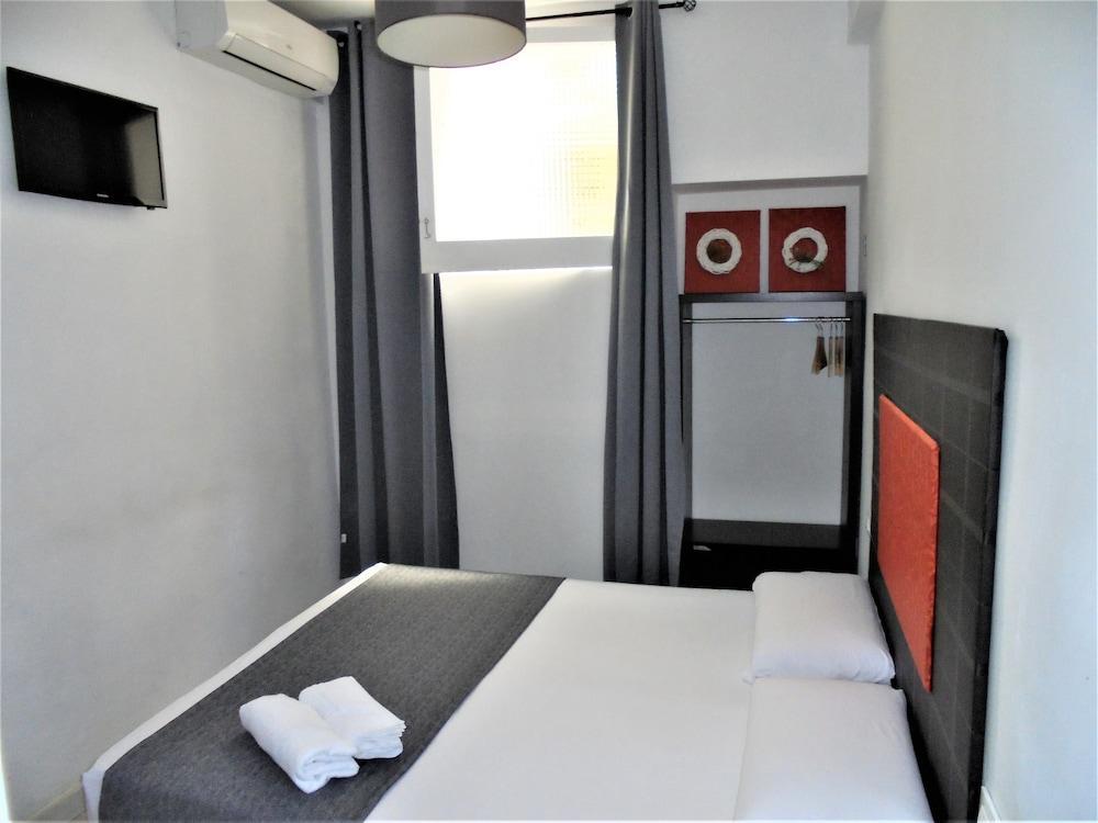 Хостел Easy Sants By Bossh! (Adults Only) Барселона Экстерьер фото