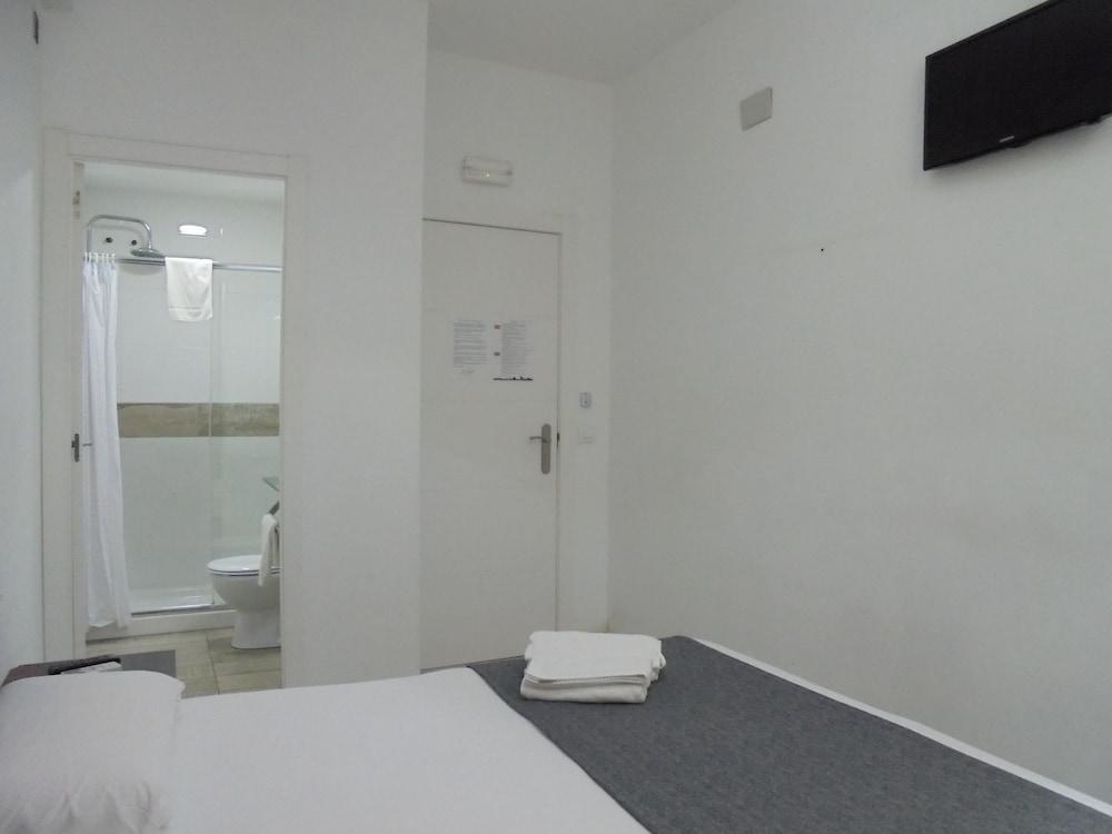 Хостел Easy Sants By Bossh! (Adults Only) Барселона Экстерьер фото